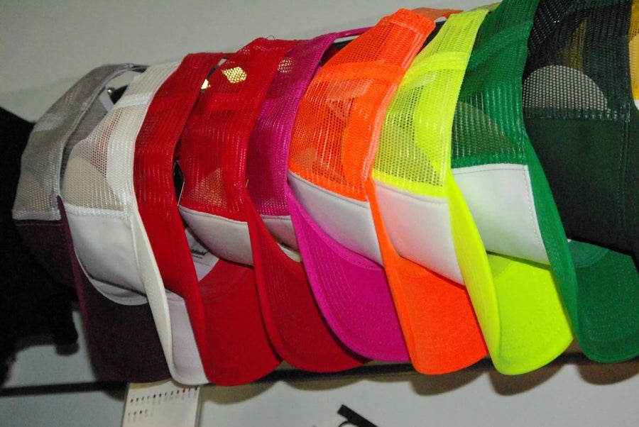 Casquettes trucker de couleurs vives, prêtes à être personnalisées