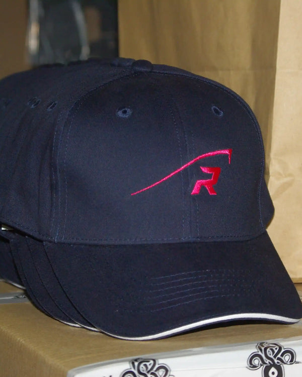 Casquettes bleu marine, logo brodé, Broderie sur devis, R-ace GP, atelier Antistatik à Toulouse