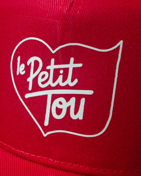 Casquette rouge, logo blanc en forme de cœur, DTF, Le Petit Tou, atelier Antistatik à Toulouse