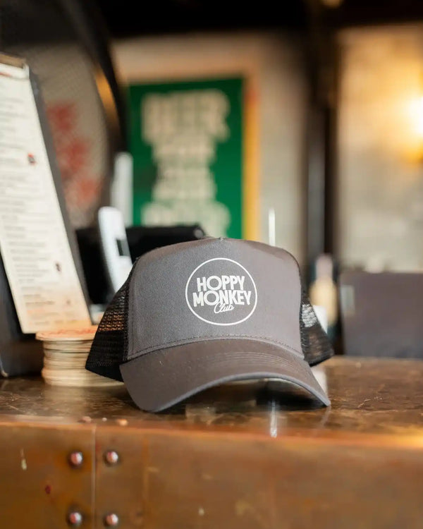 Casquette trucker grise, logo rond blanc, DTF, Hoppy Monkey, atelier Antistatik à Toulouse