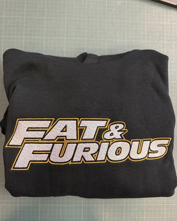 Sweat à capuche noir, Fat & Furious brodé, Broderie sur devis, atelier Antistatik à Toulouse