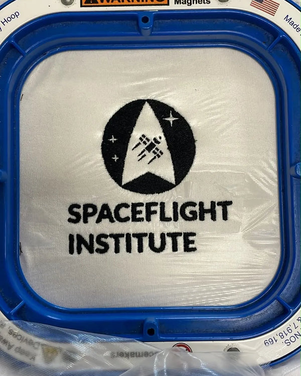 T-shirt blanc, logo brodé noir, Broderie sur devis, Spaceflight Institute, atelier Antistatik à Toulouse